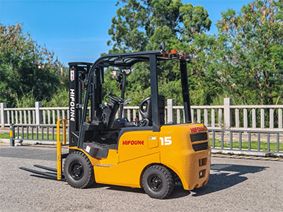 Vous avez besoin d'un chariot élévateur de 1,5 tonne capable de maîtriser aussi bien les entrepôts que les cours ?