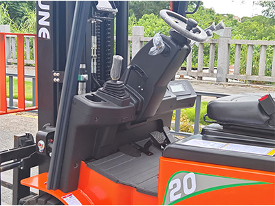 Quoi de neuf avec le chariot élévateur lithium trois roues 2 tonnes HIFOUNE ?
